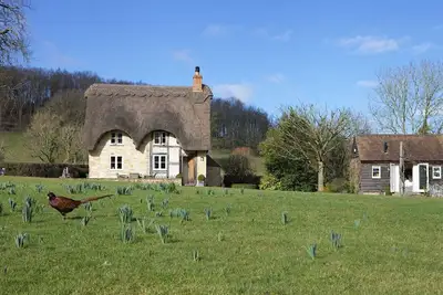 Image de Sur les pentes de Bredon Hill dans un endroit vraiment idyllique, un cottage au toit de chaume.