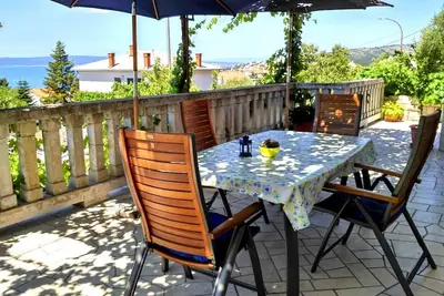 Appartement d'une chambre avec la terrasse et la vue sur le mer Novi Vinodolski (A-2421-c)