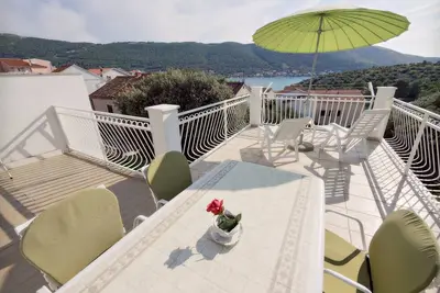 Image de Appartement de deux chambres avec la terrasse et la vue sur le mer Grebastica, Sibenik (A-12587-a)