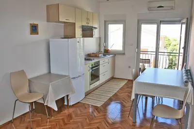 Image de Appartement de deux chambres avec le balcon et la vue sur le mer Bilo, Primosten (A-12868-b)