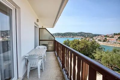 Image de Garçonnière avec le balcon et la vue sur le mer Tisno, Murter (As-5128-a)