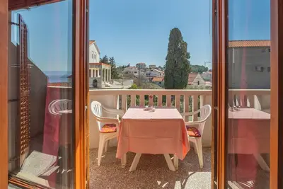 Image de Garçonnière avec le balcon et la vue sur le mer Sumartin, Brac (As-13285-a)