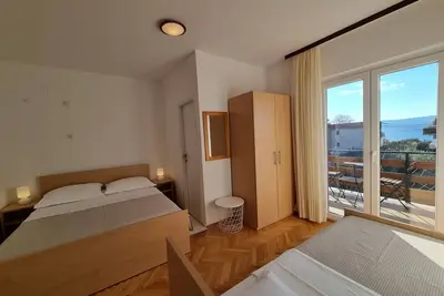 Image de Appartement de deux chambres avec la terrasse et la vue sur le mer Duce, Omis (A-2821-b)