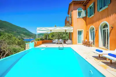 Image de Villa Agapi - Location De Voiture Gratuite! Piscine privée, Wi-Fi & A \/ C ainsi que de belles vues sur la mer