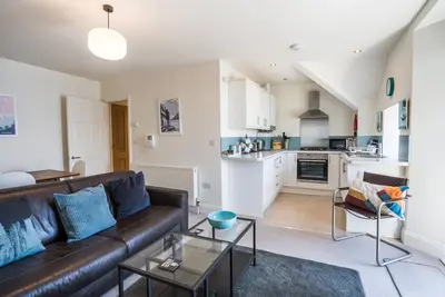 Image de 2 Astor House un lit avec vue sur la mer de toutes les fenĂŞtres