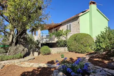 Image de Maison de style Robinson Crusoé avec le parking Baie Stratinčica, Korcula (K-13430)