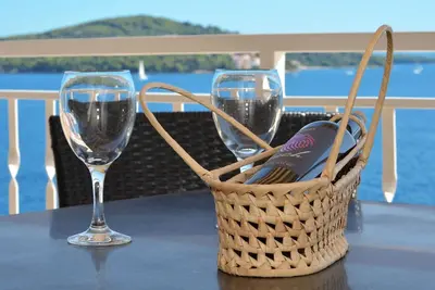 Image de Appartement d'une chambre avec la terrasse et la vue sur le mer Seget Vranjica, Trogir (A-4284-b)