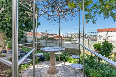 Image de Garçonnière avec la terrasse et la vue sur le mer Okrug Gornji, Ciovo (As-11374-a)
