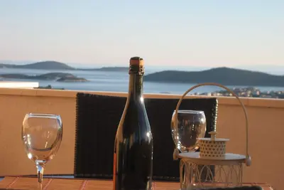 Image de Appartement d'une chambre avec la terrasse et la vue sur le mer Dvornica, Rogoznica (A-11470-a)