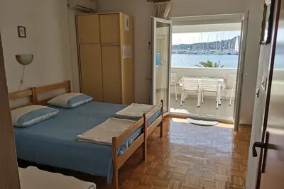 Image de Appartement d'une chambre avec la terrasse et la vue sur le mer Rogoznica (A-12995-c)