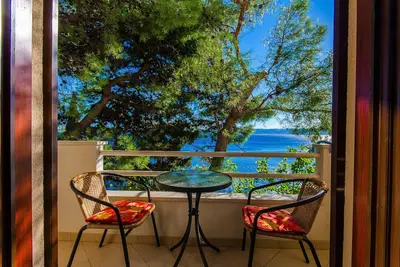 Image de Garçonnière avec le balcon et la vue sur le mer Pisak, Omis (As-2802-b)
