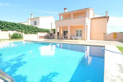 Image de Maison très spacieuse avec piscine privée