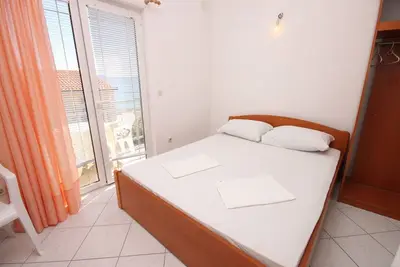 Garçonnière avec le balcon et la vue sur le mer Podaca, Makarska (As-6745-a)