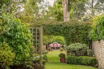 Densford Cottage peut accueillir quatre personnes et est situé à Amberley dans le Sussex. Avec West Witterings, une plage Pavillon bleu, à seulement 20 minutes de réserver votre séjour maintenant!