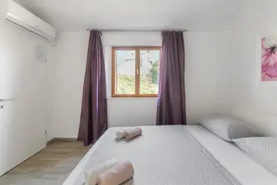 Image de Appartement d'une chambre avec le balcon et la vue sur le mer Sumartin, Brac (A-13285-a)