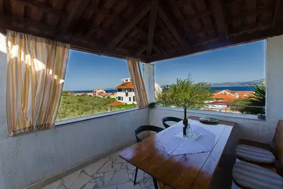 Image de Appartement de trois chambres avec la terrasse et la vue sur le mer Supetar, Brac (A-7631-a)