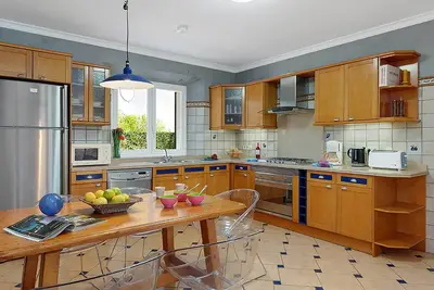 Image de Villa Deu Quarterades - Cette villa spacieuse comprend une piscine privée, Wi-Fi & A / C
