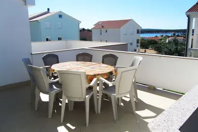 Image de Appartement de deux chambres avec la terrasse et la vue sur le mer Banjol, Rab (A-11082-b)