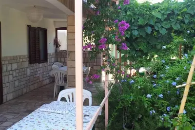 Image de Appartement de deux chambres avec la terrasse et la vue sur le mer Rukavac, Vis (A-13337-a)