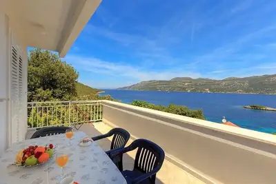 Image de Appartement de deux chambres avec la terrasse et la vue sur le mer Tri Zala, Korcula (A-4346-b)