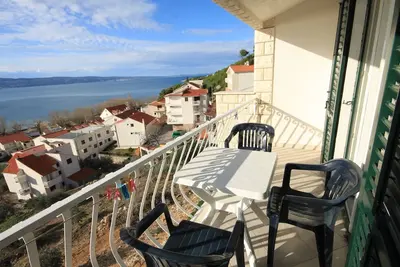 Appartement de deux chambres avec le balcon et la vue sur le mer Duce, Omis (A-7532-b)