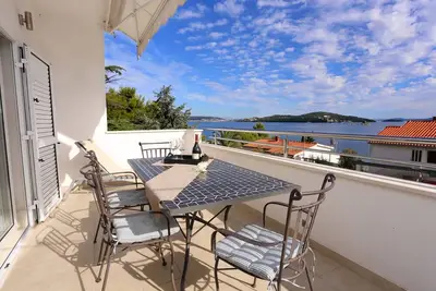 Appartement de deux chambres avec la terrasse et la vue sur le mer Seget Vranjica, Trogir (A-10328-a)