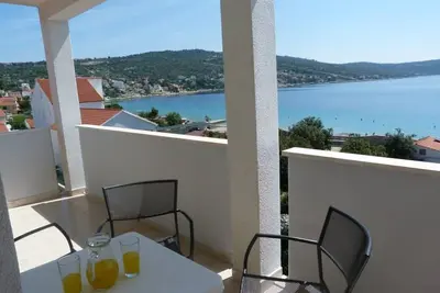 Appartement d'une chambre avec la terrasse et la vue sur le mer Sevid, Trogir (A-6024-b)