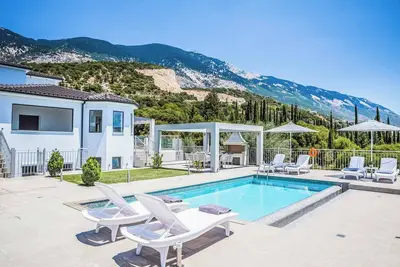 Image de Villa Aris - Proche des commodités, avait une piscine privée avec Wi-Fi et de superbes vues sur la mer