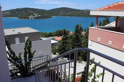 Image de Appartement de deux chambres avec le balcon et la vue sur le mer Tisno, Murter (A-5130-b)