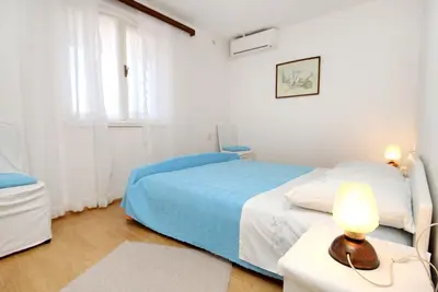 Image de Appartement de deux chambres avec la terrasse et la vue sur le mer Vrboska, Hvar (A-541-a)