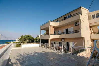 Image de Appartement de quatre chambres prés de la plage Arbanija, Ciovo (A-1122-a)