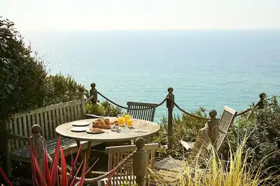 Image de Beach View, occupe une position étonnante sur le front de mer à Southbourne, un emplacement privilégié avec de beaux paysages côtiers. En savoir plus sur cette maison de vacances ici.
