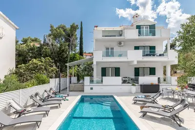 Image de Appartement spacieux Ă Slatine avec jacuzzi
