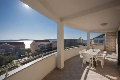 Image de Appartement confortable avec la terrasse et la vue sur le mer Brodarica, Sibenik (A-5736-a)