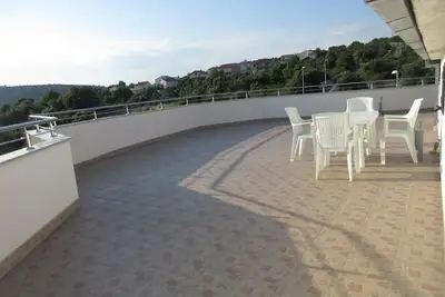 Image de Appartement de deux chambres avec la terrasse et la vue sur le mer Baie Ostricka luka, Rogoznica (A-11451-d)
