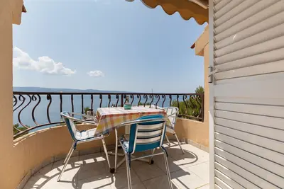 Garçonnière prés de la plage Nemira, Omis (As-2782-c)