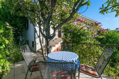 Appartement de deux chambres avec la terrasse et la vue sur le mer Seget Vranjica, Trogir (A-1038-b)