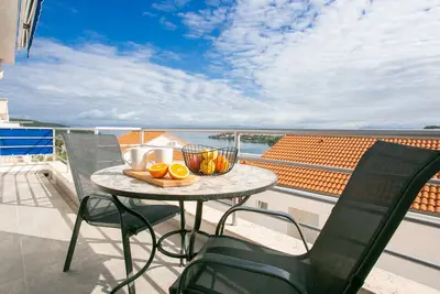 Image de Appartement de deux chambres avec la terrasse et la vue sur le mer Necujam, Solta (A-5178-a)