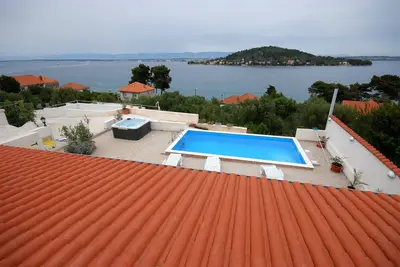 Image de Appartement de trois chambres avec la terrasse et la vue sur le mer Kali, Ugljan (A-14083-f)