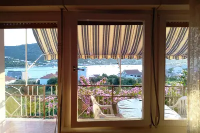 Appartement de deux chambres avec la terrasse et la vue sur le mer Vinisce, Trogir (A-10241-b)