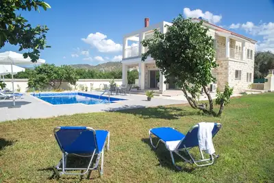 Image de Superbe nouvelle villa de front de mer, 100m de la plage, grande piscine, magnifique quartier
