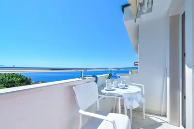 Image de Appartement d'une chambre avec le balcon et la vue sur le mer Pisak, Omis (A-10323-d)
