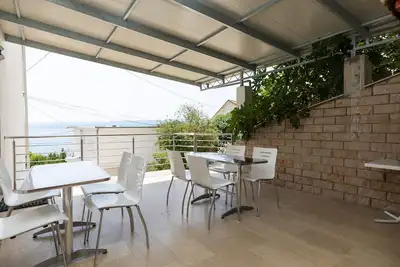 Image de Garçonnière avec le balcon et la vue sur le mer Duce, Omis (As-2992-a)