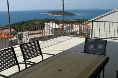Image de Appartement de deux chambres avec la terrasse et la vue sur le mer Bilo, Primosten (A-12434-a)