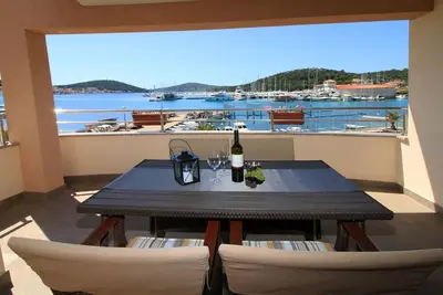 Image de Appartement de deux chambres avec la terrasse et la vue sur le mer Rogoznica (A-1089-d)
