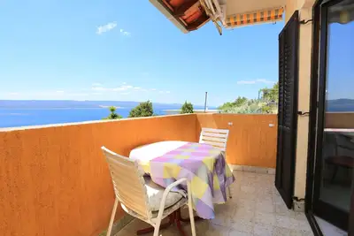 Image de Garçonnière avec le balcon et la vue sur le mer Marusici, Omis (As-1024-a)
