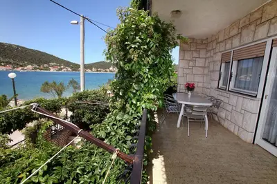 Appartement de trois chambres prés de la plage Vinisce, Trogir (A-4892-a)