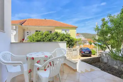 Appartement d'une chambre avec la terrasse et la vue sur le mer Vinisce, Trogir (A-11029-c)