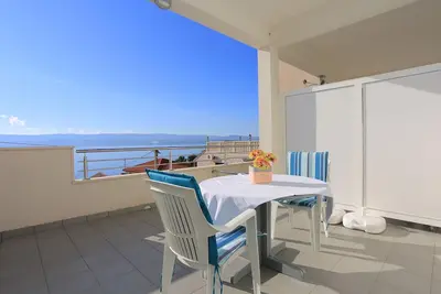 Garçonnière avec la terrasse et la vue sur le mer Stanici, Omis (As-2764-a)