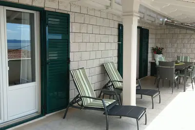 Appartement de trois chambres avec la terrasse et la vue sur le mer Bol, Brac (A-13121-b)
